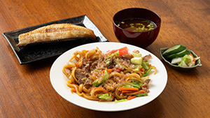 焼き魚と焼きうどんセット